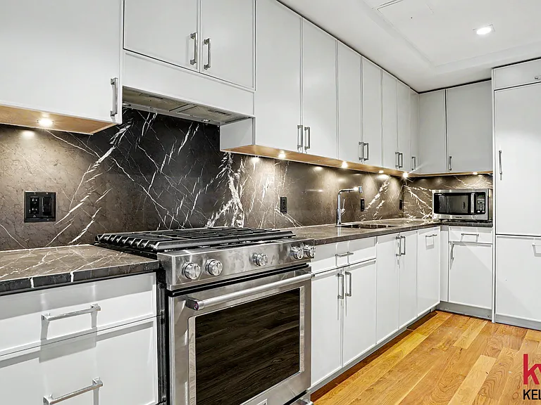 554 4th Ave #E3 — Photo 3