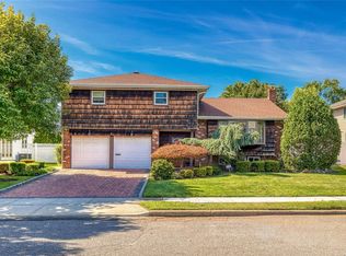 8 Acorn Ln, Plainview, NY 11803