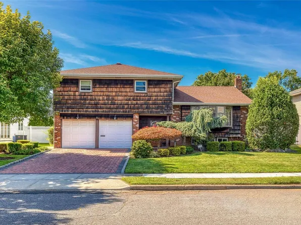 8 Acorn Lane, Plainview, NY 11803