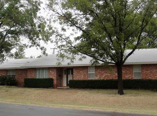 802 E Spring St, Henrietta, TX 76365