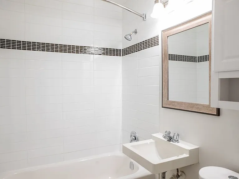 1004 Lawrence Ave E — Photo 9