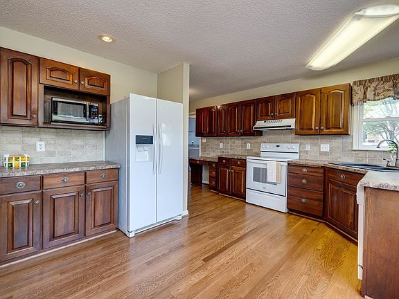 3rd image of 1241 Tahoe Ct