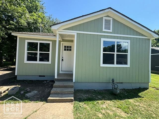 1st image of 704 W Davis St