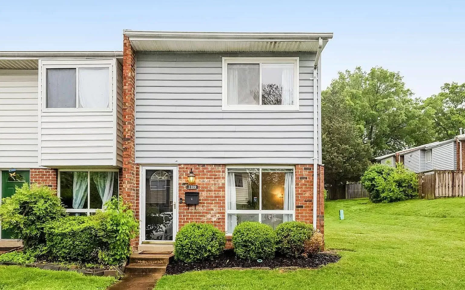 2 bed, 976 sqft, $1,300 — Photo 1