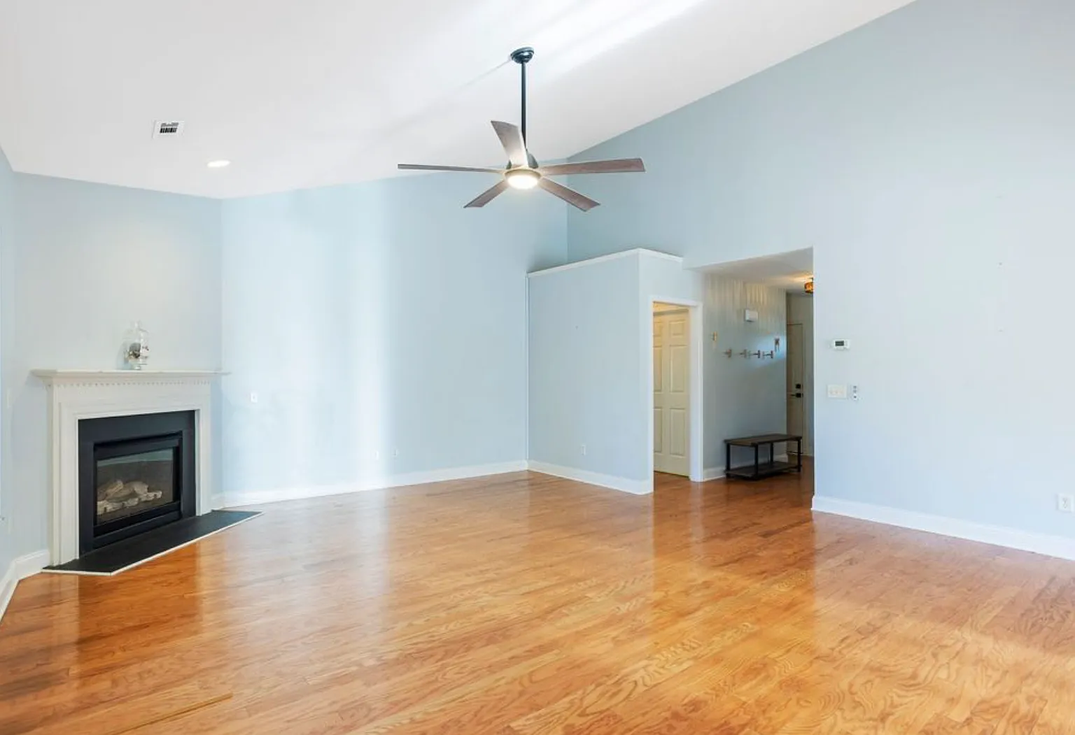 3 bed, 1938 sqft, $3,000 — Photo 3