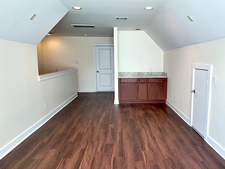 902 W 20th St #B — Photo 15