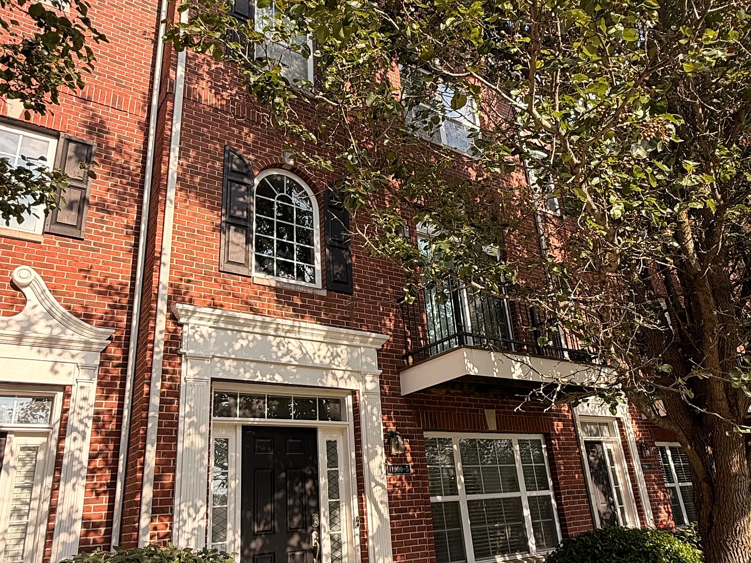 2 bed, 1900 sqft, $2,200 — Photo 1