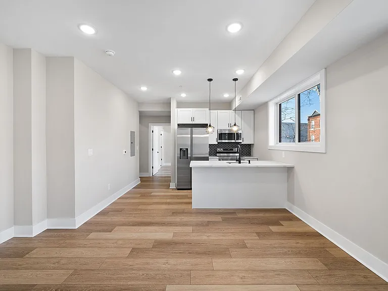 Gorgeous New Diamond St Construction Boasting Luxury Finishes — Photo 46