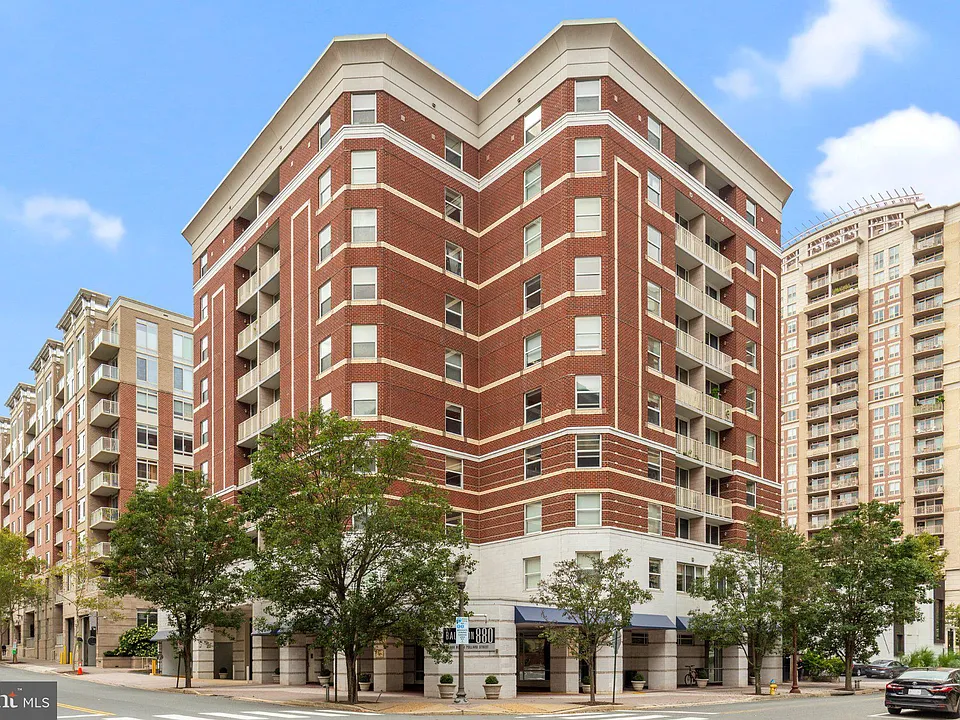 880 N Pollard St #406