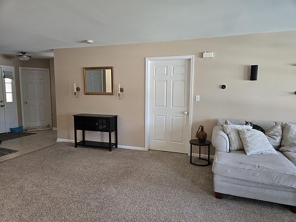 4th image of 948 Veterans Ln