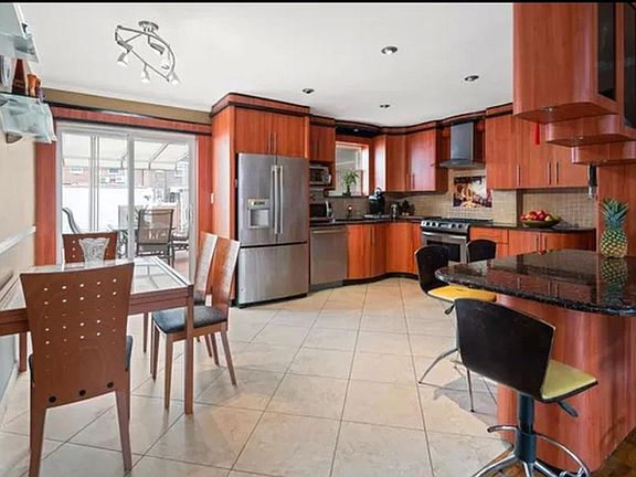 3rd image of 8915 16th Ave