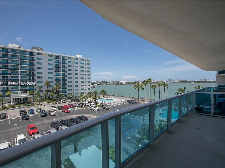 7501 E Treasure Dr #4K — Photo 3
