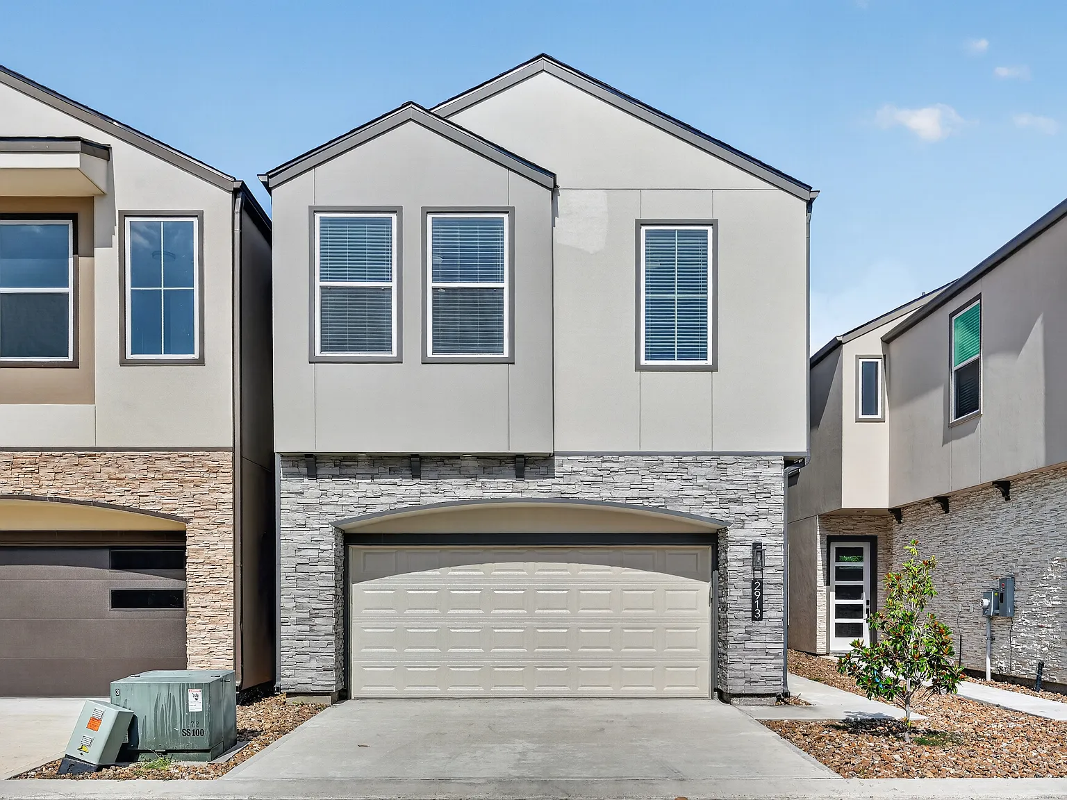 3 bed, 2.5 bath, 2181 sqft, $5,750 — Photo 2