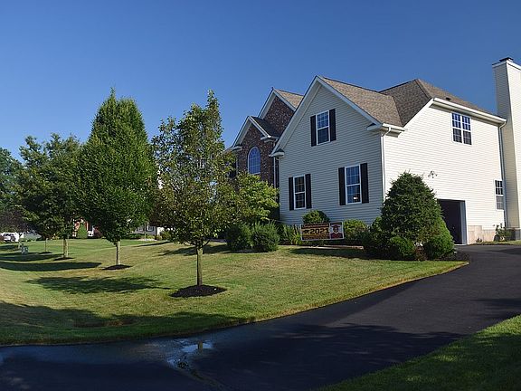 Large yard w side car garage
