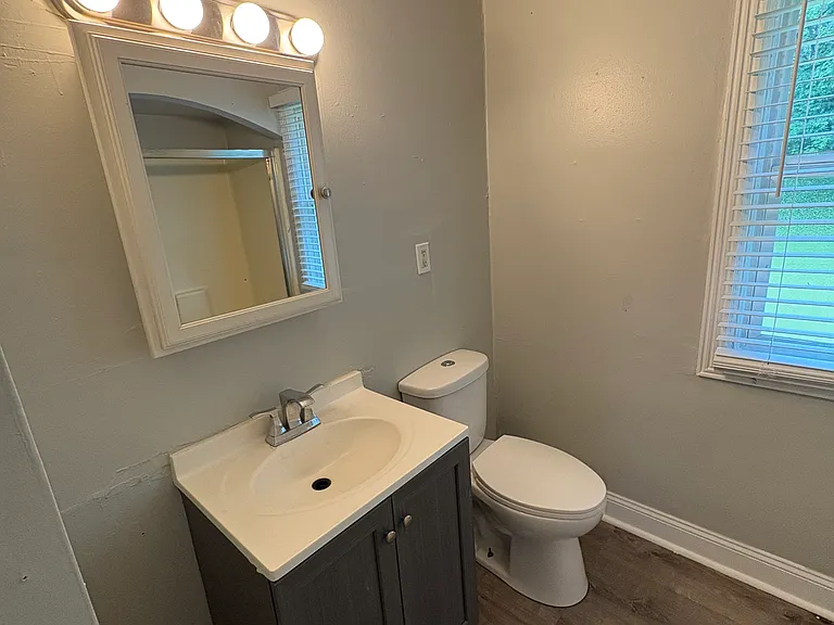 2604 E Riverside Dr — Photo 8