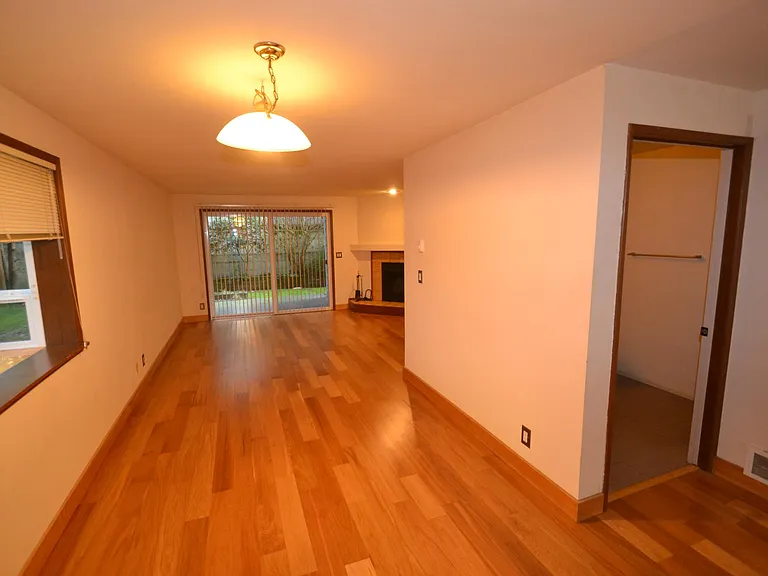 9522 1st Ave NE #B — Photo 2