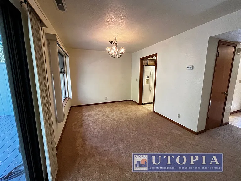 2726 Hampton Ln — Photo 12