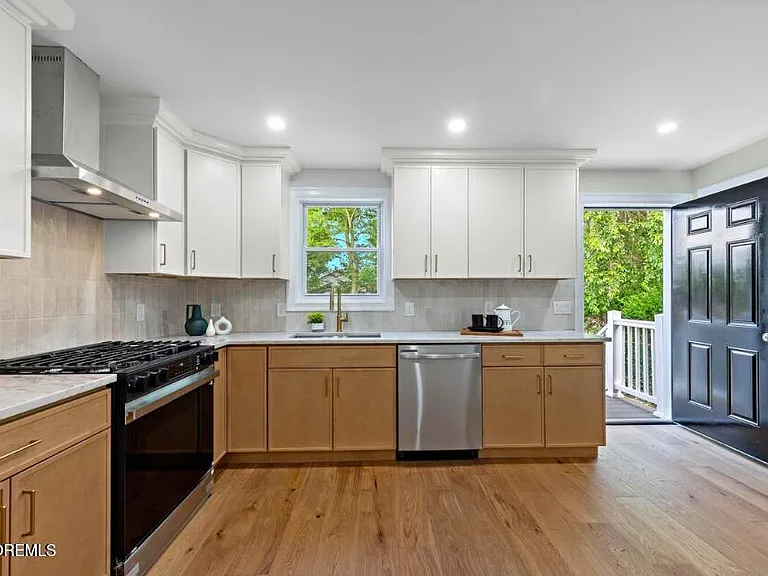 824 Dunlewy St — Photo 8