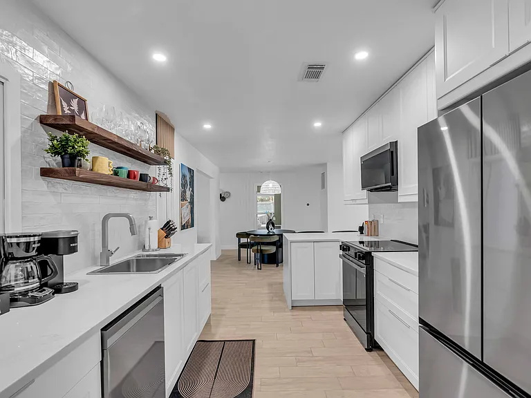 4421 Ocean Blvd — Photo 10