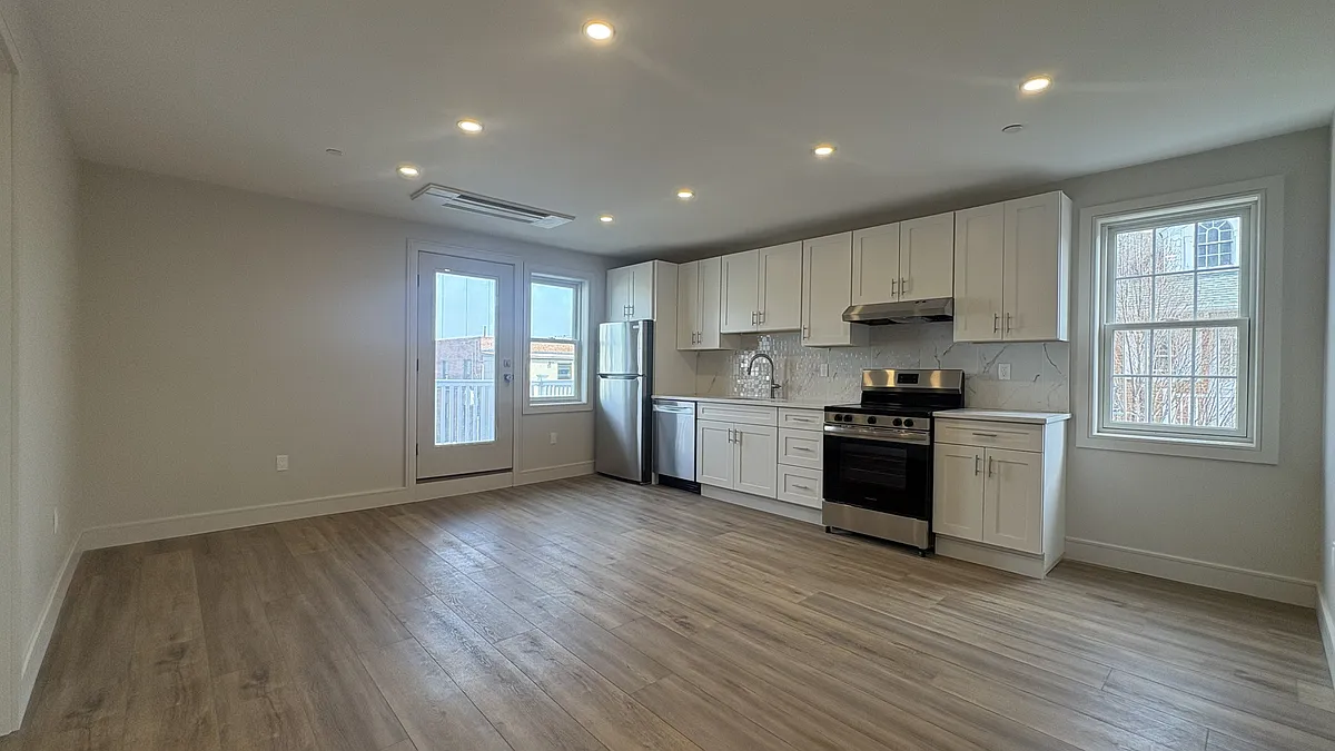 Building Photo - 512 Beach 130 St #2B