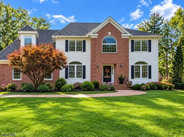 8 Chaucer Dr, Clinton Twp., NJ 08801
