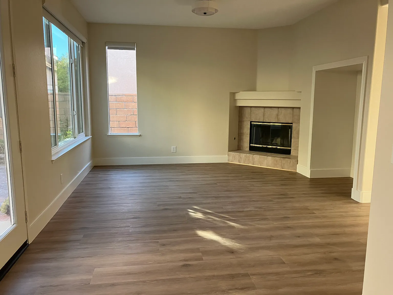 4 bed, 2.5 bath, 2100 sqft, $4,950 — Photo 4