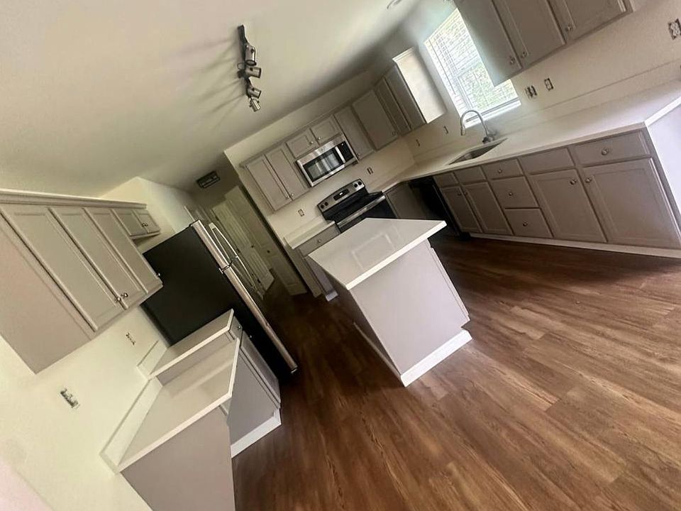 2nd image of 29 Ashdale Cir #29