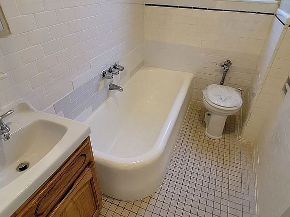 4th image of 308 E 209th St APT 63