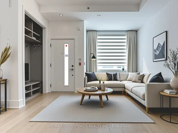 270 Davenport Rd #Townhouse 3, Toronto, ON M5R 0C1