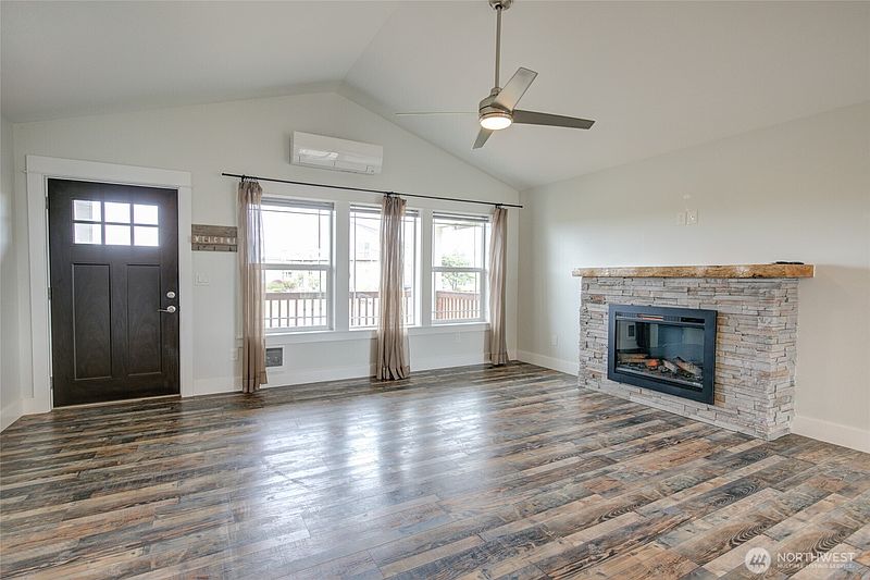 4th image of 1092 Crestshire Loop SW