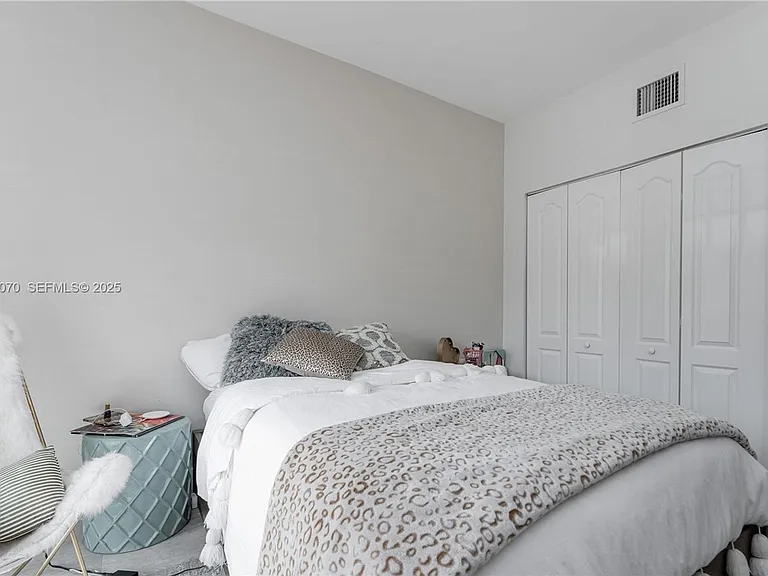18460 NE 30th Ave #18460 — Photo 6