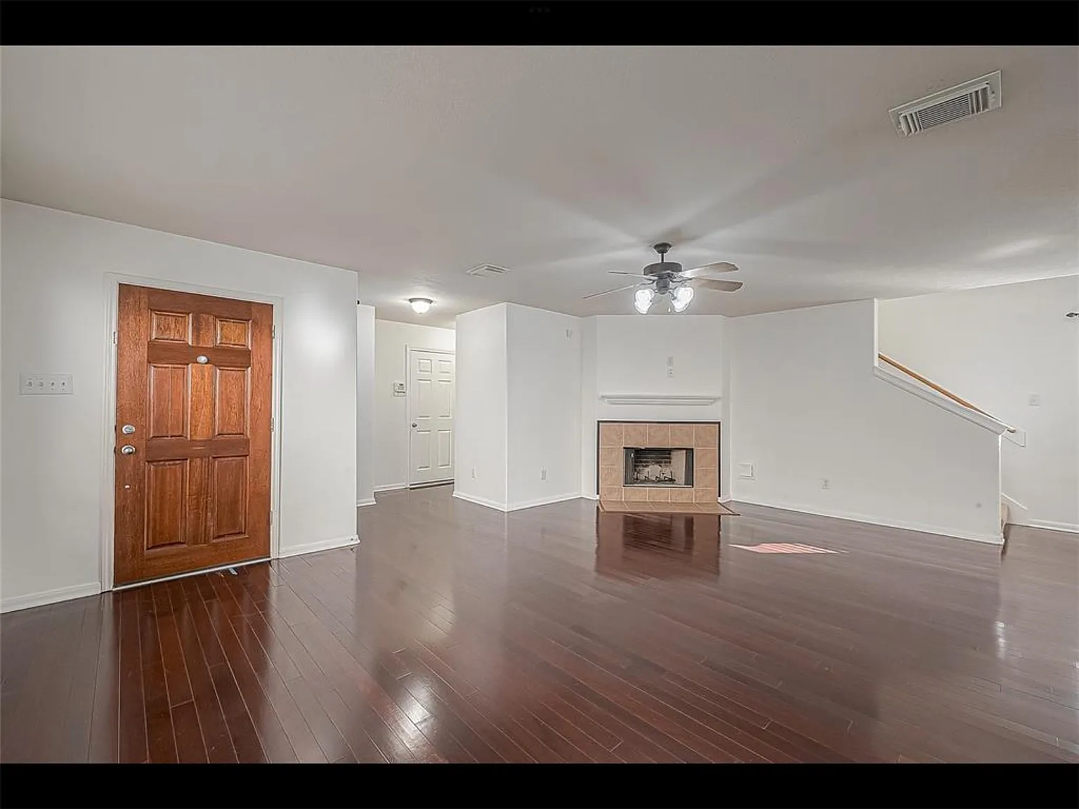 3 bed, 2.5 bath, 2106 sqft, $2,400 — Photo 3