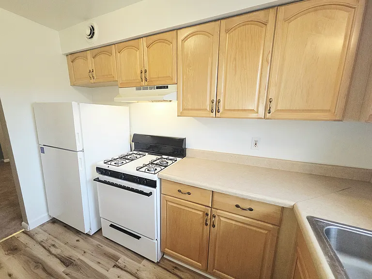 111 Pine Dr #10 — Photo 12