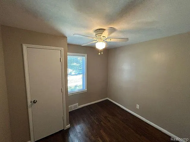 21751 Roslyn Rd — Photo 10