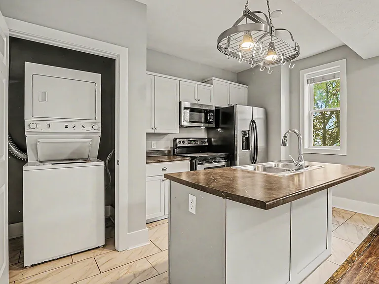 Kitchen, washer/dryer