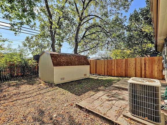 4th image of 611 Zennia St #B