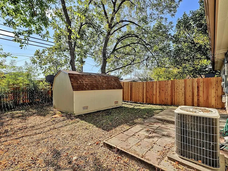 611 Zennia St #B — Photo 11