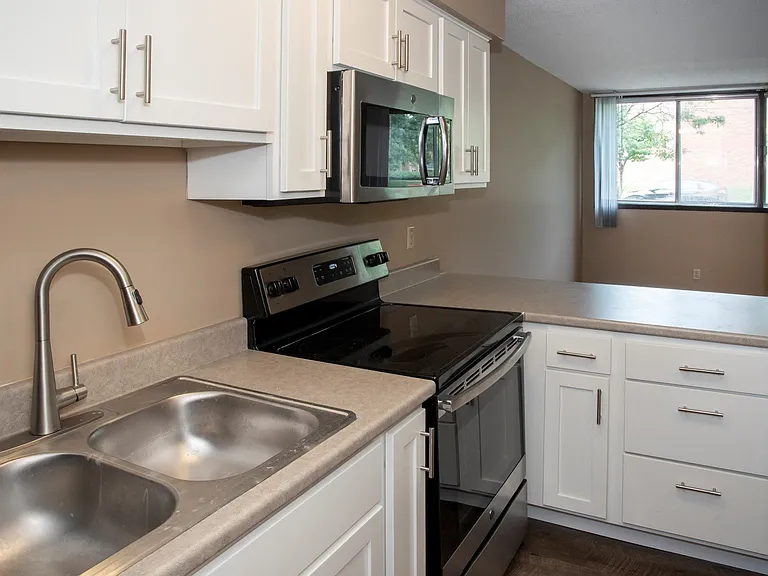 600 10th Ave Apartments — Photo 16