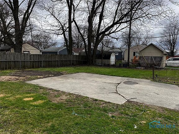 4th image of 504 Shea St