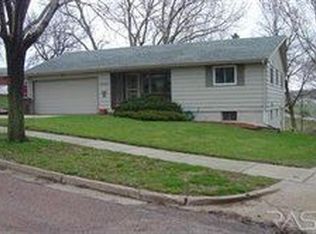 2004 S Crestwood Rd, Sioux Falls, SD 57105