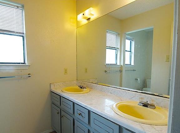 4th image of 1420 Alma Dr