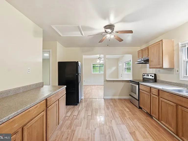 8402 Sleepy Hollow Rd — Photo 6