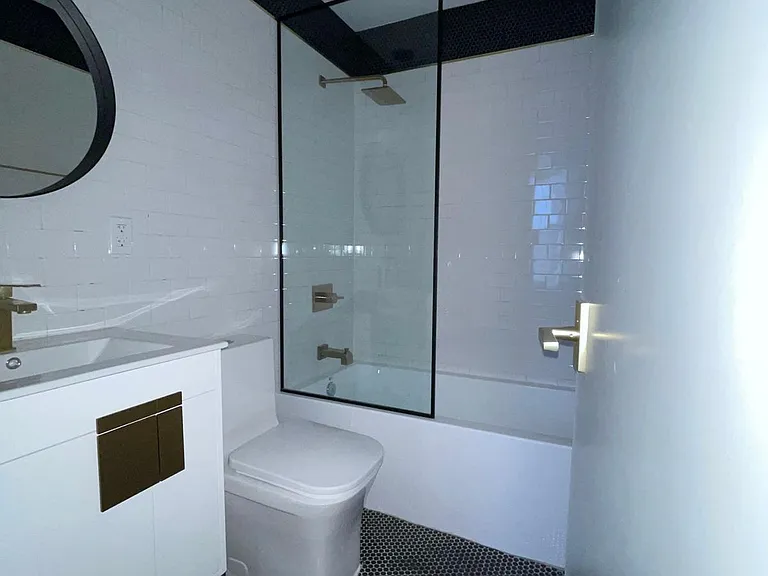41 Van Wagenen Ave #4R — Photo 6