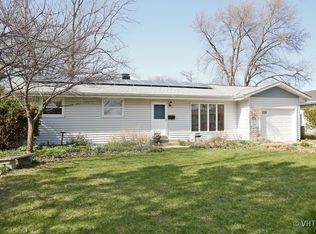 555 Chippewa Trl, Carol Stream, IL 60188