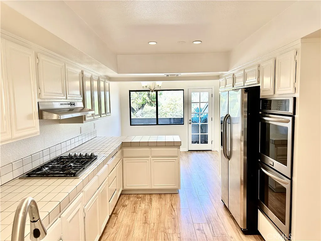 3 bed, 2077 sqft, $4,500 — Photo 4