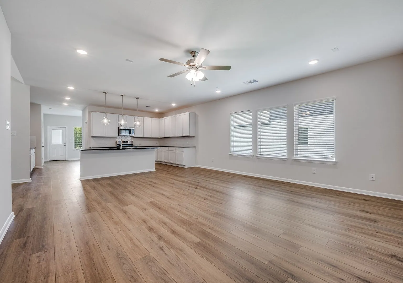 Modern 3-Bedroom Home with Spacious Living Areas in Argyle — Photo 4
