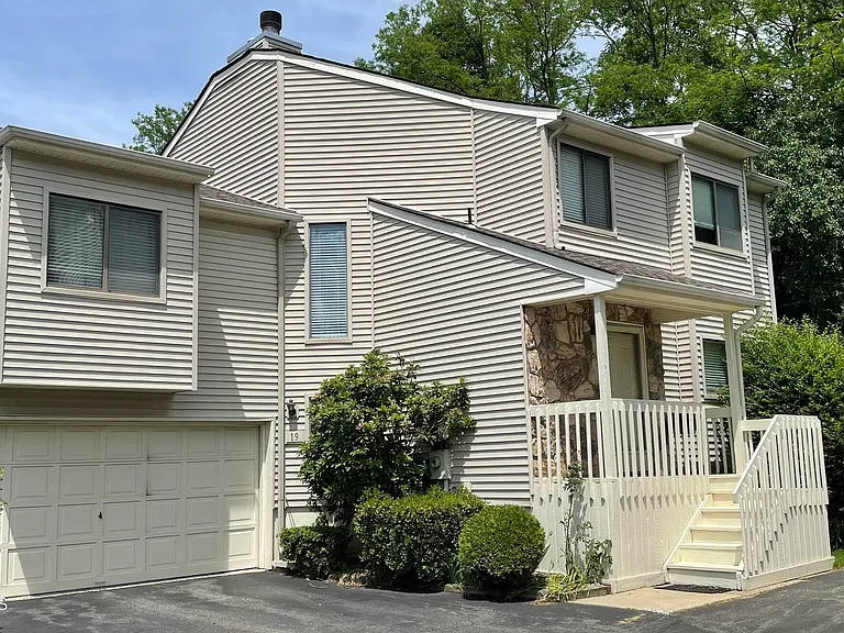 19 Clavendon Ct — Photo 1