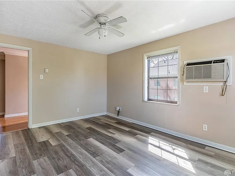 526 Corona Ave — Photo 4