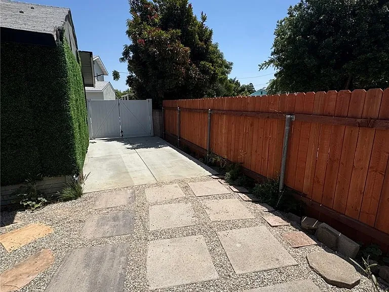 8832 Greenwood Ave — Photo 10