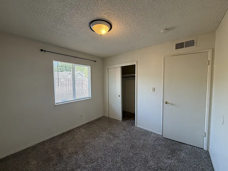 1704 Rose Ave — Photo 10